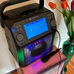 Karaoke stereo with mic Groove brand (like new)