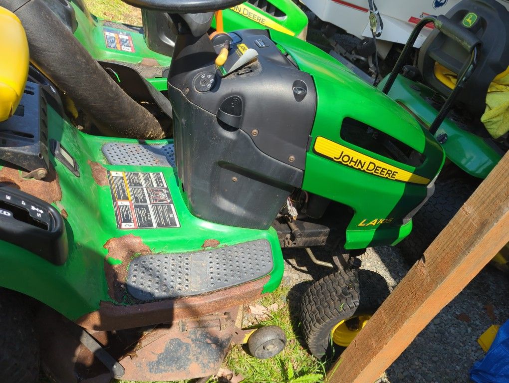 John Deere La105
