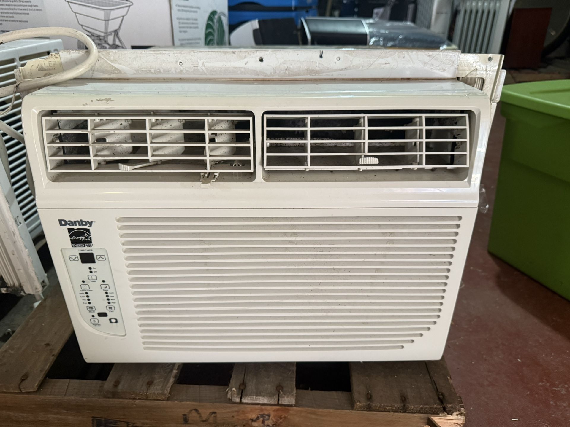Danby Air Conditioner 12.000 BTU with Remote Control