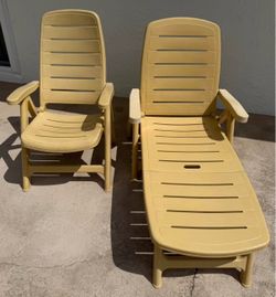 LOUNGER & CHAIR SET - FOLDS UP - ADJUSTABLE SETTINGS GREAT CONDITION