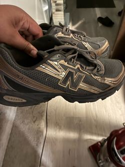 New balance shoes color black/gold