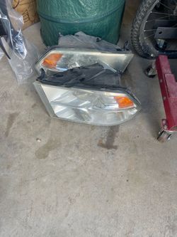 Pair of ram 10-18 Headlight Assemblies