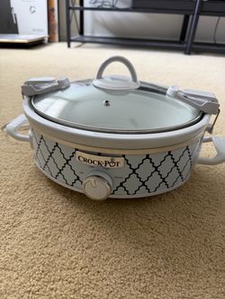 Crock-Pot Casserole Slow Cooker – Locking Lid, White Lattice Design