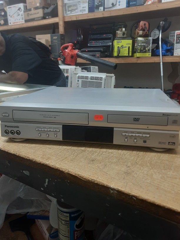 Panasonic PV-D4744S Progressive Scan DVD / VCR Combo , Silver