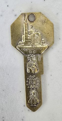 NATIONAL SHRINE OF THE IMMACULATE CONCEPTION KEY CHAIN / PENDANT WASHINGTON, DC.