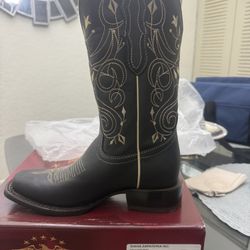 New Women’s Boots, Unused Size 7