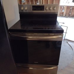 Frigidaire Glass Top Stove  Gently Used