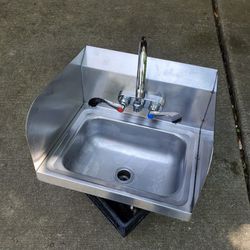 15"D×17"W  STAINLESS STEEL SINK WITH FAUCET AND SPLASHGUARDS 