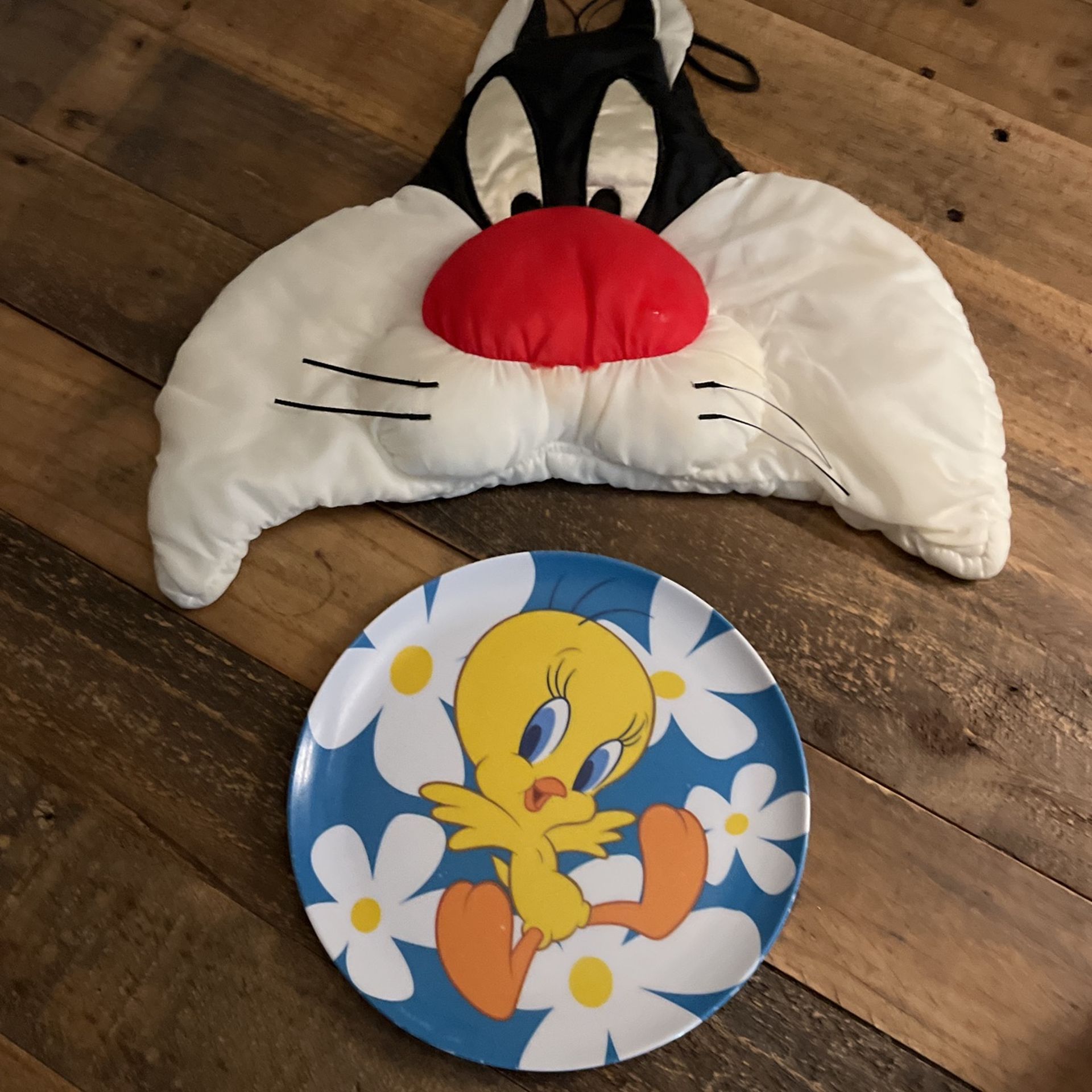 Tweety Bird plate, likely made by Gibson or Zac Designs, featuring Tweety Bird surrounded by white and yellow flowers on a blue background.