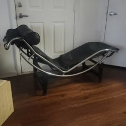 LOUNGE CHAIR