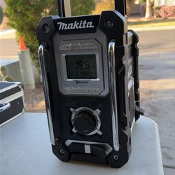 Makita XRM06 18V Bluetooth Job Site Radio