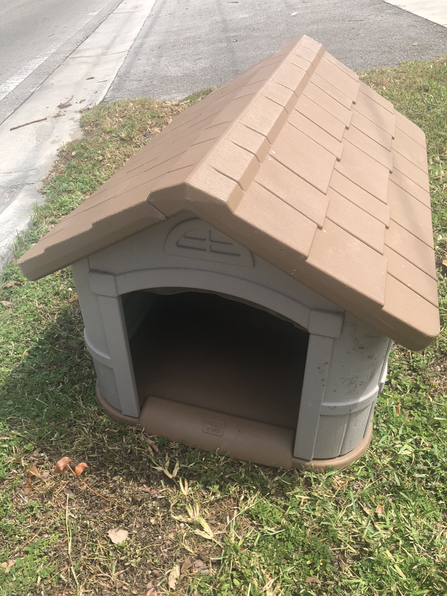 Plastic dog house not new but in good condition.