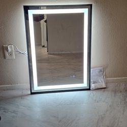 Espejo Para Baño Con Luz Y Desempañador.....22" X 30"