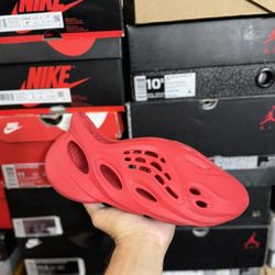 Adidas Yeezy Vermillion Foam Runners size 9 VNDS 