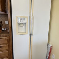 GE Side By Side Refrigerator/freezer 