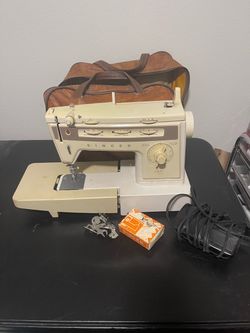 Vintage Singer Sewing Machine w/Leather Bag