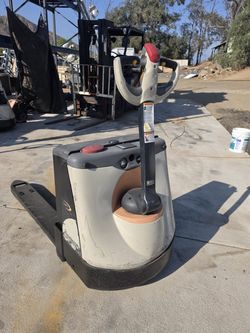 Crown Electric Pallet Jack