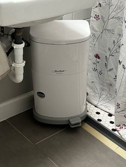 Diaper Genie / Diaper Pail with Foot Pedal – Excellent Condition