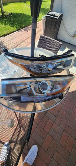 2015 Toyota Highlander used Headlights