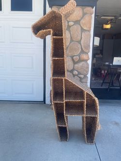 Giraffe Bookshelf