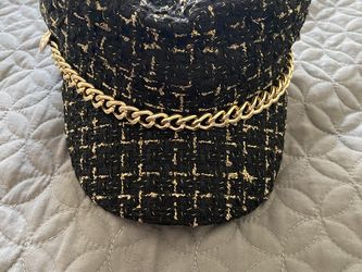 Women style hat with color black and gold