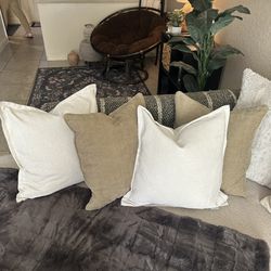 Pack of 4 couch pillows 