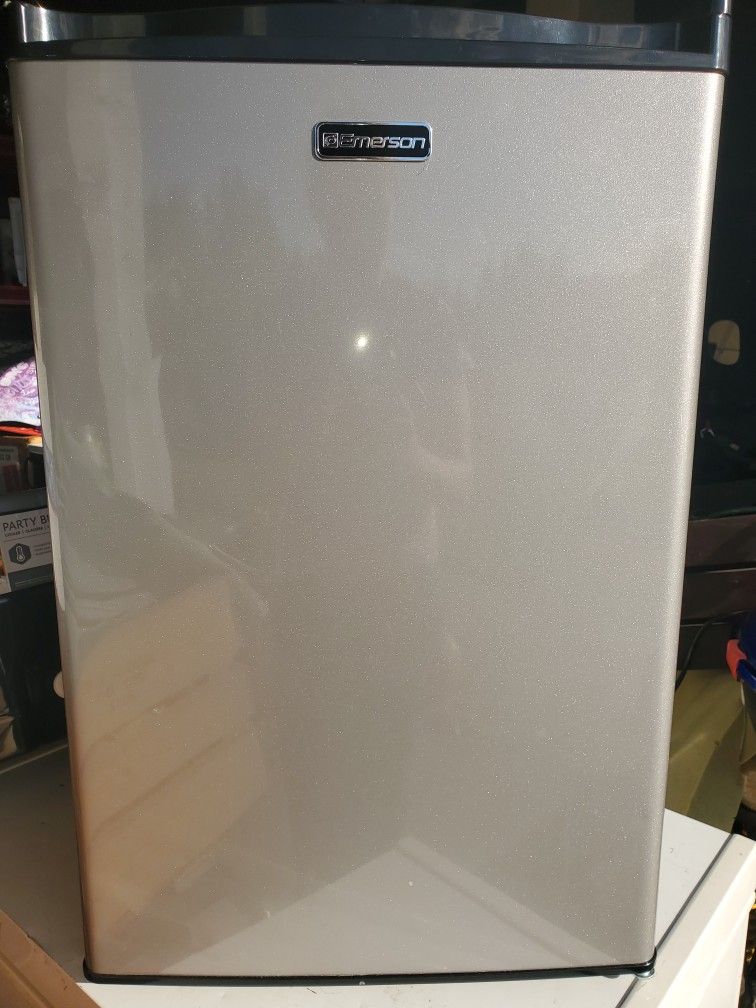 Emerson Mini Fridge/ Freezer
