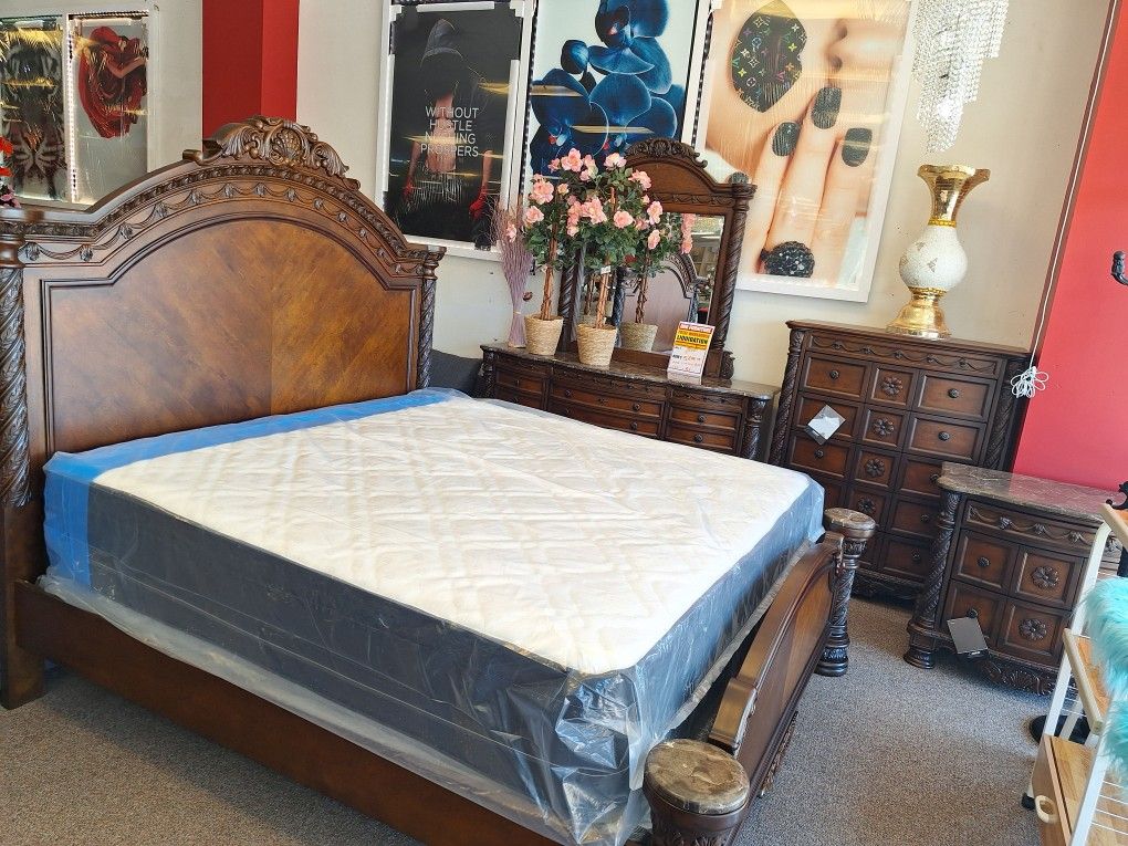 King Bed Dresser, Mirror, Nightstan And Chest 