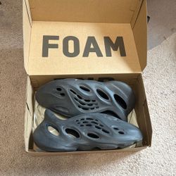 Yeezy - Foamrunners- onyx - Size 11