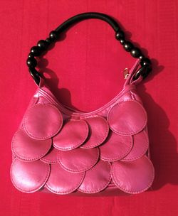 Vintage Prezzo pink faux leather fish scale handbag Purse Pocketbook with a black corded and wood-beaded handle. 