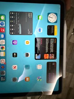 IPad Air 5th gen w/ Apple Pencil and Logitech case