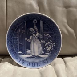 PRISTINE VINTAGE ROYAL COPENHAGEN CHRISTMAS PLATE FROM 1951