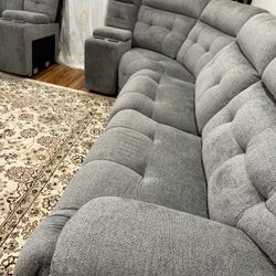 It's very clean, practically new, used, and consists of 7 pieces; it's gray in color.