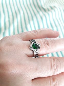 Silver ring with green swarovski crystal siz8