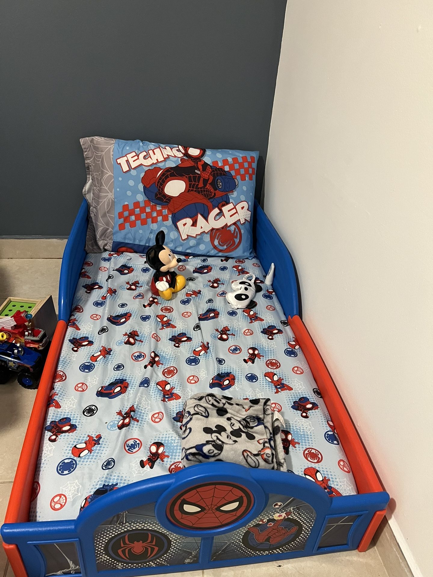Toddler bed