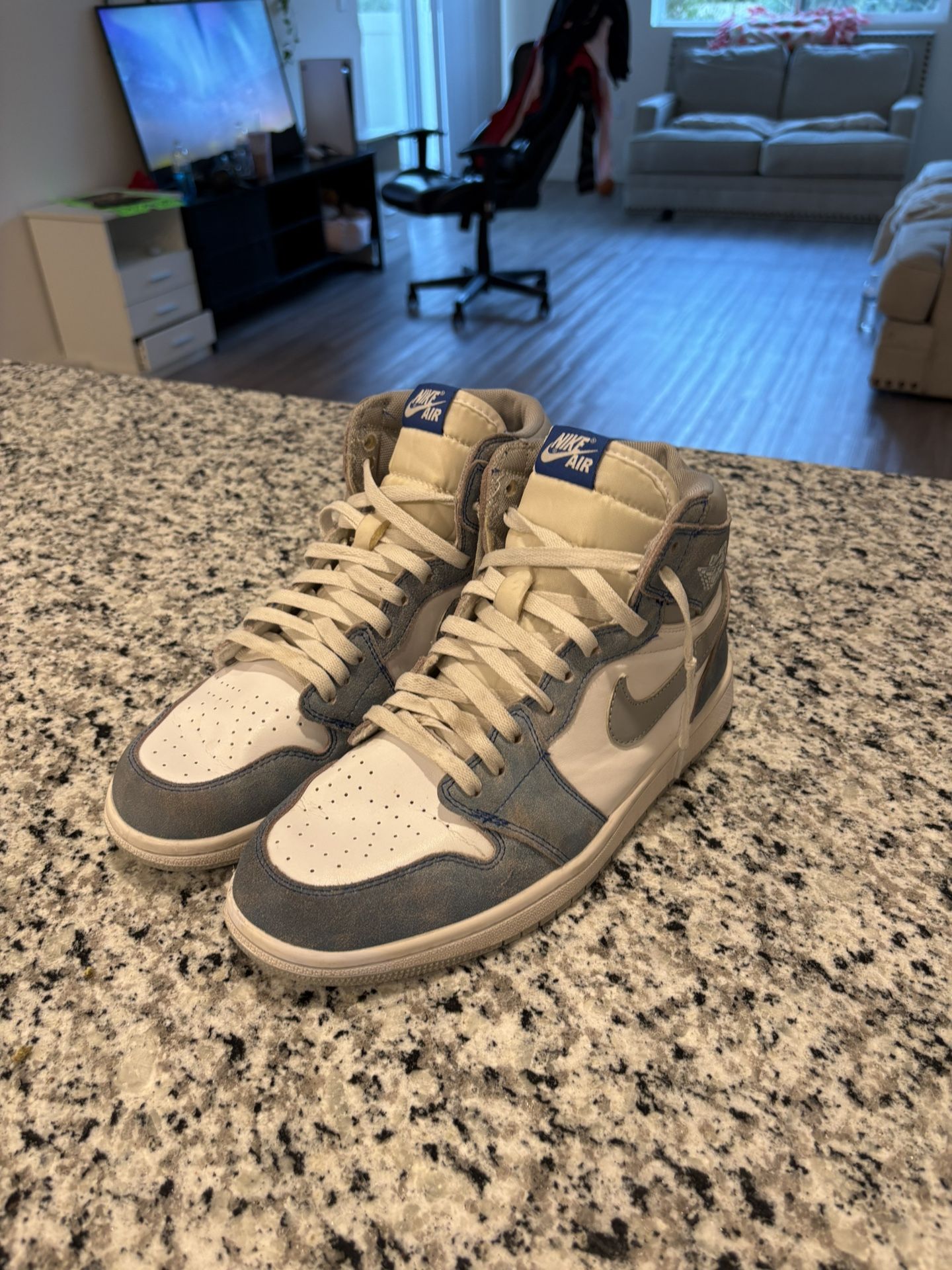 Air Jordan 1 Hyper Royal