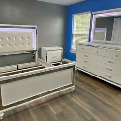 Juego de cuarto con luz LED.  $39 Down Finance Available No Credit Needed 