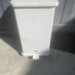 Rubbermaid Trash Can 