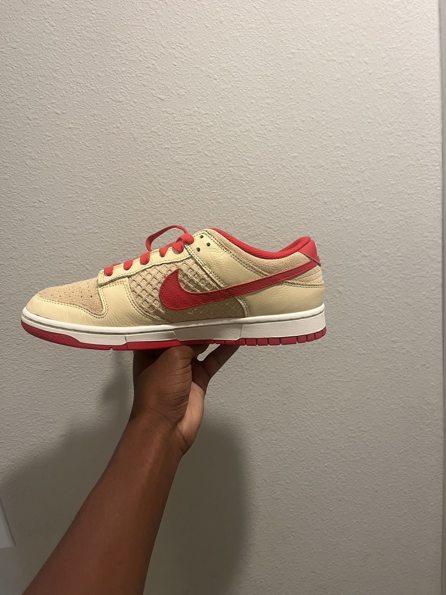 )WILL NEGOTIATE PRICE) Nike dunk low pale vanilla size 10.5