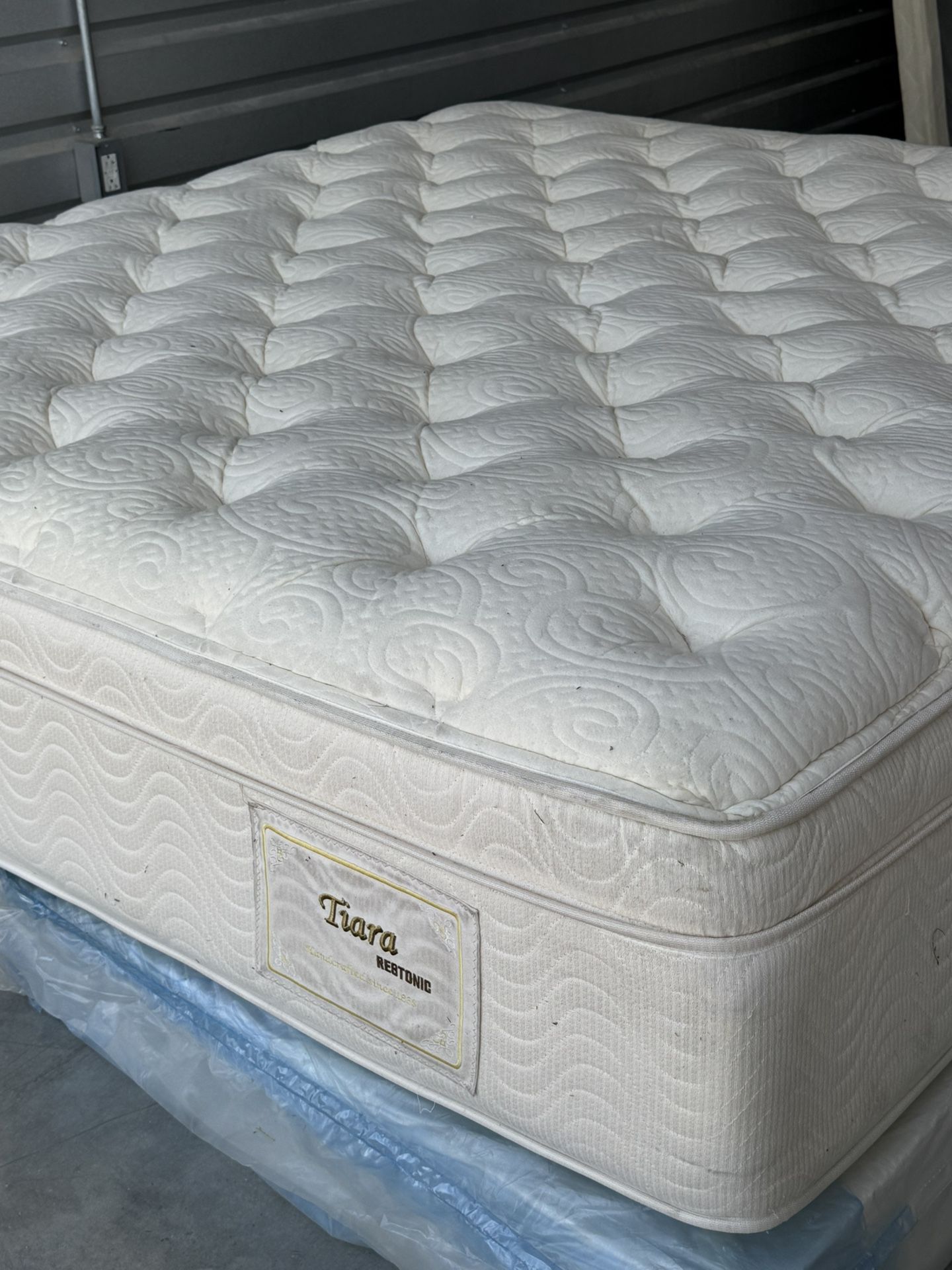USED KING SIZE PILLOWTOP MATTRESS WITH BOX SPRINGS DELIVERY 🚚 AVAILABLE