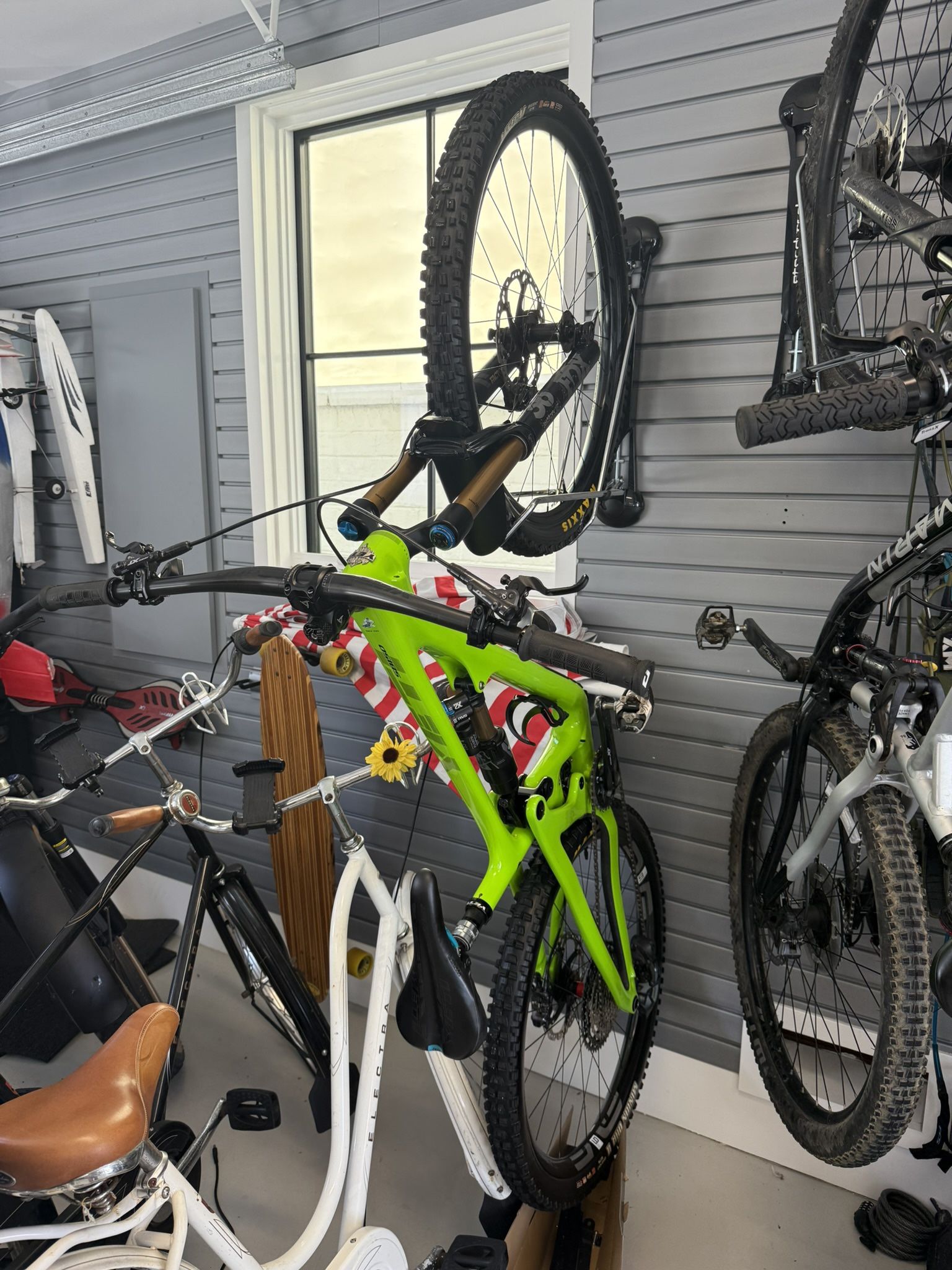 YETI Cycles SB 150 Medium Frame Mountain Bike, Customized! Brand NEW Maxxis Tires!!