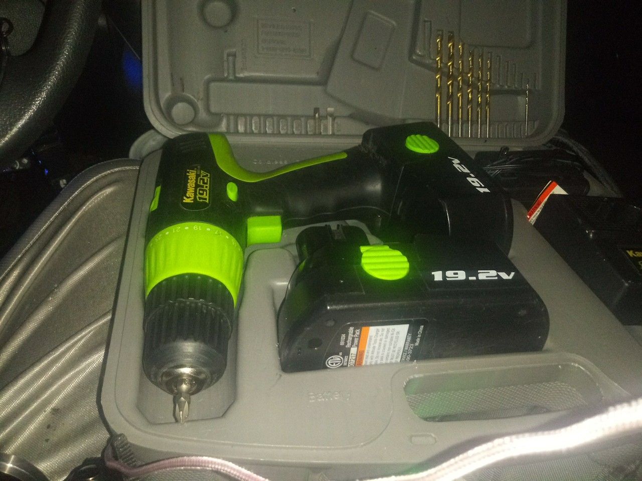 19.2 V. Kawasaki cordless drill. Includes 2 batteries and charger