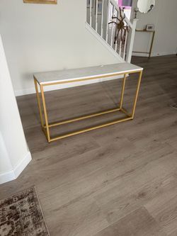 Entrance table