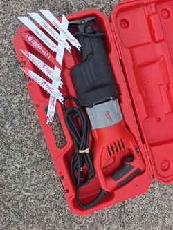 Milwaukee 2638 15amp Reciprocating Saw . Almost new condition.7 new blades. Pick up fremont sea. No low ball offers please. No trades.