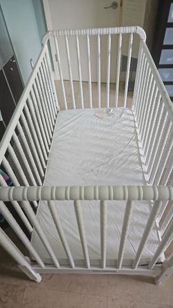 Baby  crib