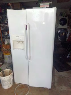 Frigidaire side by side refrigerator freezer