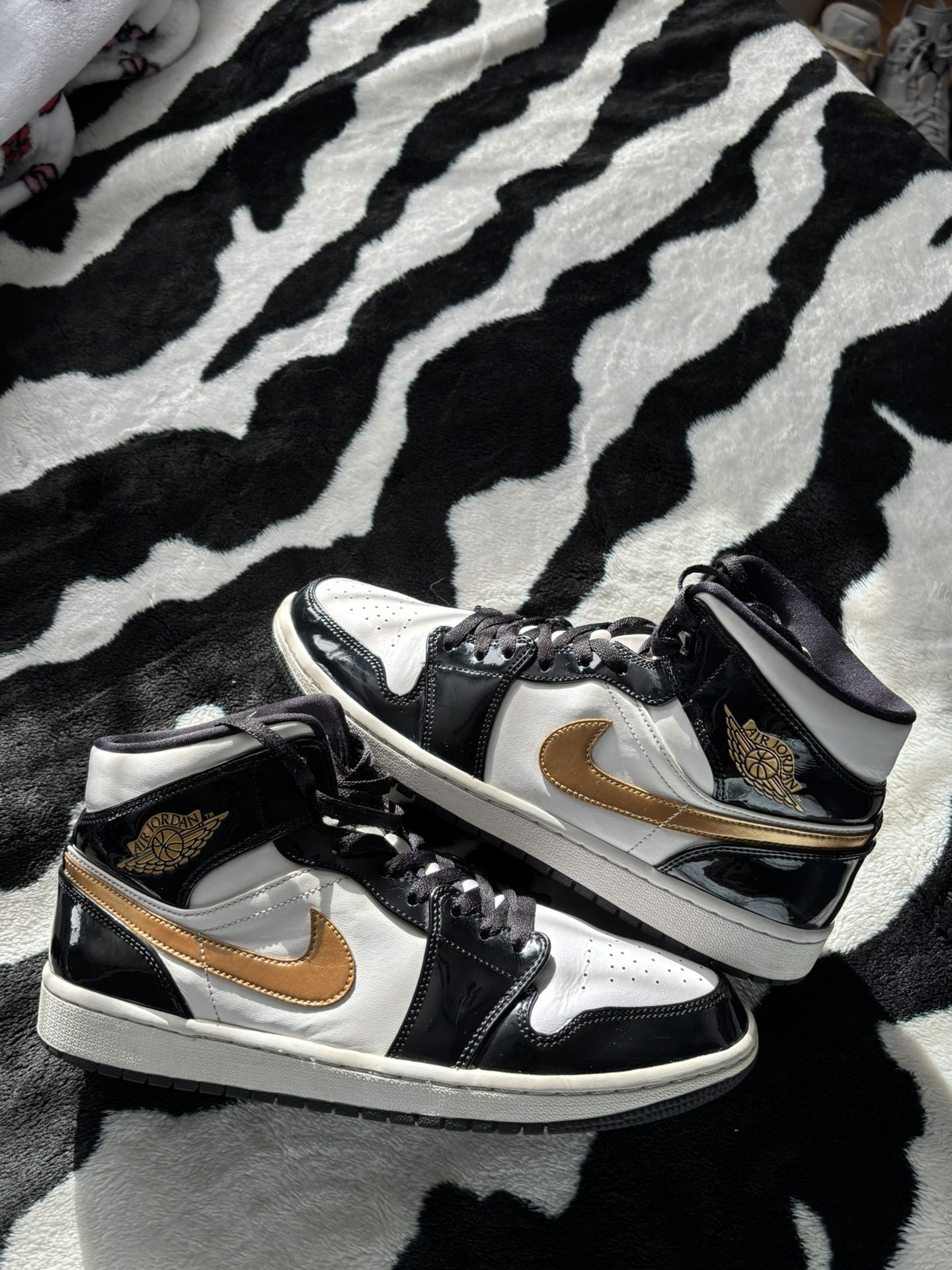 Jordan 1 Mid Metallic Gold