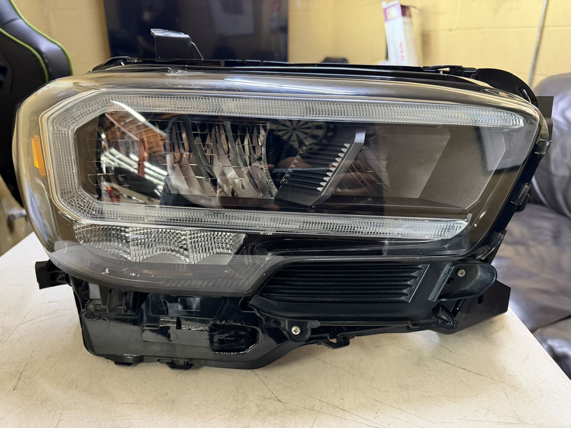 2020 - 2023 Toyota Tacoma HEADLIGHT Passenger side Full LED with LED turn Signal