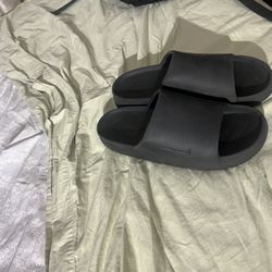 BLACK NIKE SLIDES 