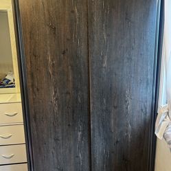 Dresser/closet